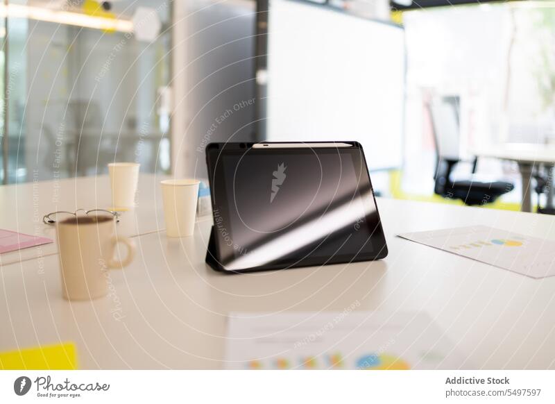 Tablet mit Tasse Kaffee auf dem Tisch Tablette Arbeitsplatz Schreibtisch Heißgetränk trinken modern Becher Getränk Apparatur Büro Gerät Papier Arbeitsbereich