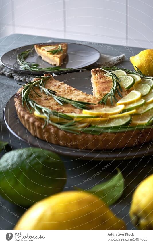 Zitronenkuchen, belegt mit Zitronenscheiben und Rosmarinblättern Pasteten Gebäck Torte selbstgemacht Küche traditionell Leckerbissen gemütlich süß