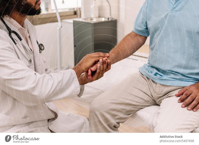 Anonymer Arzt und Patient beim Händeschütteln Männer geduldig Gesundheitswesen Hände schütteln Klinik Krankenhaus professionell medizinisch arzt achtsam schwarz