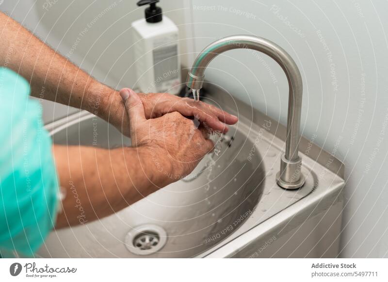 Anonymer Chirurg, der sich vor der Operation die Hände wäscht Mann Waschen Hand Arzt Chirurgie Operationssaal vorbereiten steril Sauberkeit Hygiene sanitär