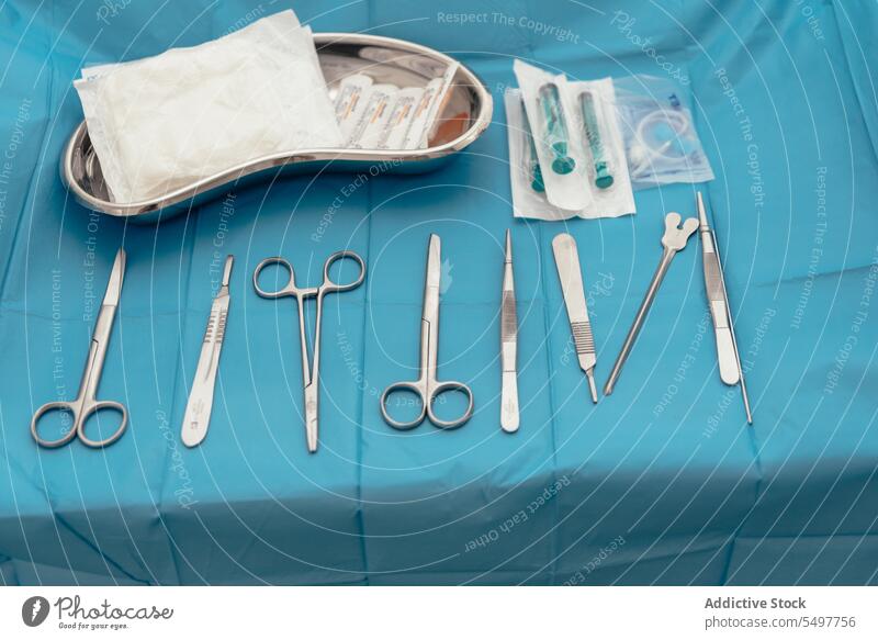 Steriles Operationsbesteck chirurgisch arbeiten Werkzeug Instrument steril Pinzette Spritze Skalpell medizinisch Klinik Krankenhaus geschnitten Schere