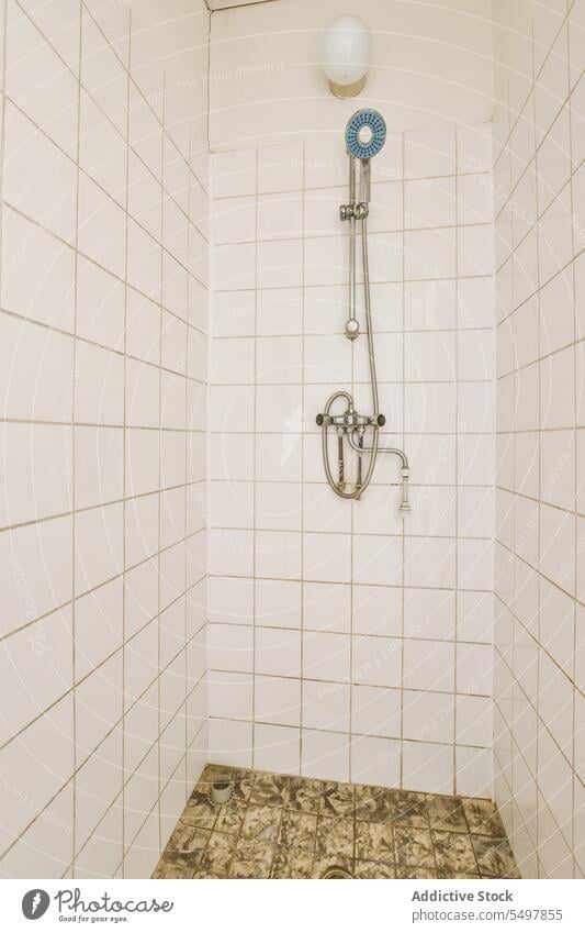 Duschkabine im modernen Badezimmer Dusche Wasserhahn Wand Abtrennung heimwärts Hygiene Fliesen u. Kacheln Sauberkeit Waschraum heimisch Appartement