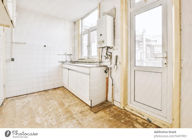 Kleine Kücheneinrichtung in einer modernen Wohnung Innenbereich heimwärts Design organisieren klein Fenster Möbel Licht Vorrichtung Waschbecken Schrank Regal