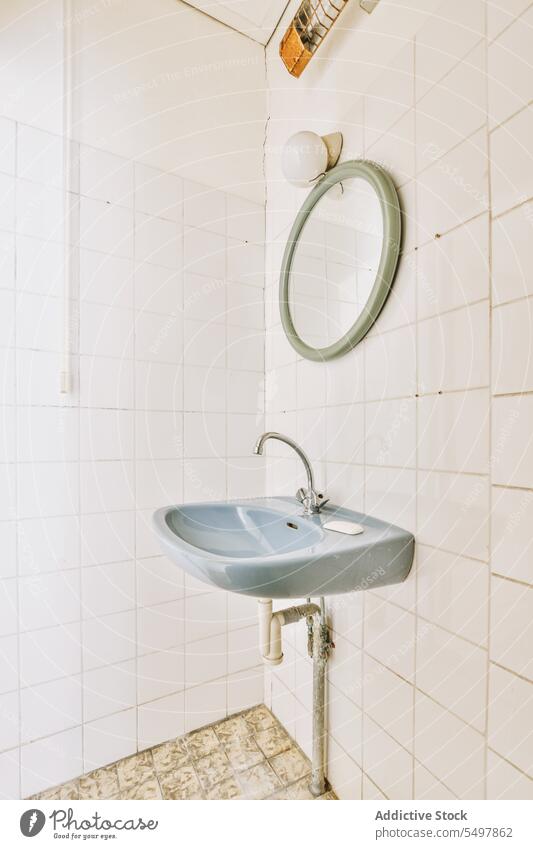 Waschbecken und Spiegel in einem modernen Badezimmer Innenbereich Stil wohnbedingt Wasserhahn Seife Wand Zeitgenosse Fliesen u. Kacheln Spender Hygiene sanitär