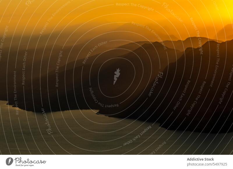 See- und Gebirgsformationen während eines beeindruckenden Sonnenuntergangs Berge u. Gebirge felsig Kamm Landschaft Ambitus Silhouette Natur Magier Tal malerisch