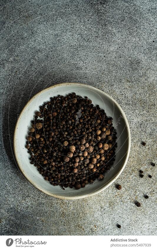 Schale gefüllt mit natürlichem aromatischem schwarzem Pfeffer Schalen & Schüsseln Paprika Gewürz Korn getrocknet Lebensmittel Gemüse Bestandteil organisch