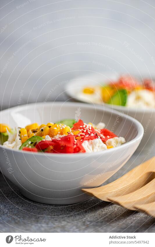 Gemüsemischsalat mit rohem Blumenkohl Salatbeilage Schalen & Schüsseln gesunde Ernährung Lebensmittel Sortimente Bestandteil lecker Gesundheit Küche Tisch