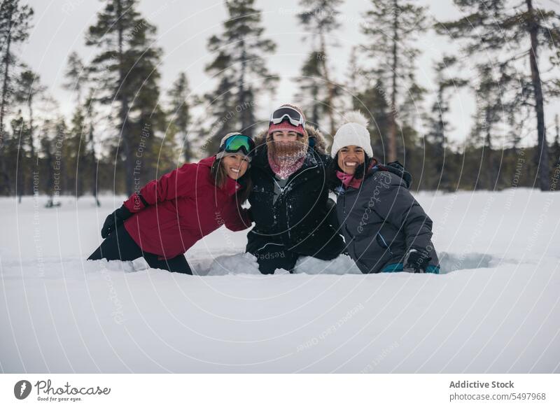 Glückliche Frauen auf verschneitem Gelände in Lappland Freund Schnee Wald Winter Oberbekleidung nadelhaltig Zusammensein Lächeln vielfältig rassenübergreifend