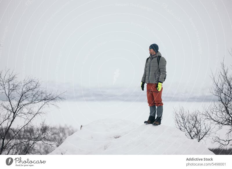 Lächelnder Mann auf verschneitem Terrain Schnee Winter Wald Natur Oberbekleidung Glück Finnland warme Kleidung kalt heiter Baum Wälder Waldgebiet Winterzeit Weg
