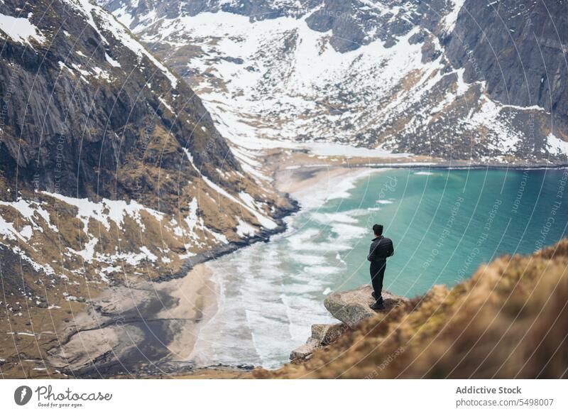 Unerkennbarer Reisender bewundert den Blick auf das Meer von der Klippe aus Tourist bewundern Berge u. Gebirge MEER majestätisch malerisch Wanderung