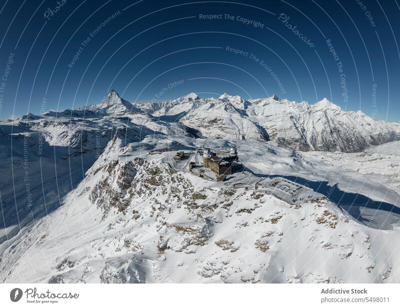 Verschneites Skigebiet auf Bergen im Sonnenlicht Panorama Resort Schnee Schweiz Natur Landschaft Ambitus Urlaub weiß hell Tal reisen kalt schön Umwelt