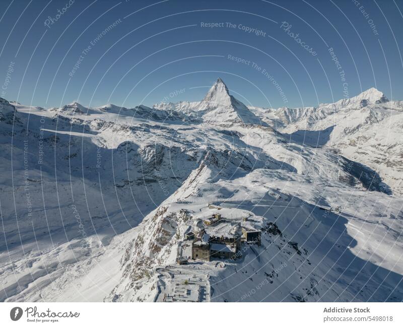 Verschneites Skigebiet auf Bergen im Sonnenlicht Panorama Resort Schnee Schweiz Natur Landschaft Ambitus Urlaub weiß hell Tal reisen kalt schön Umwelt