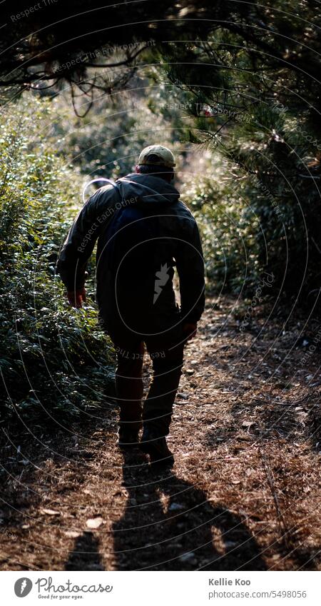 Mann beim Wandern mit leichtem Rucksack Wanderung Wanderer laufen Natur Trekking Berge u. Gebirge natürliches Licht im Freien Außenaufnahme Outdoor-Aktivität