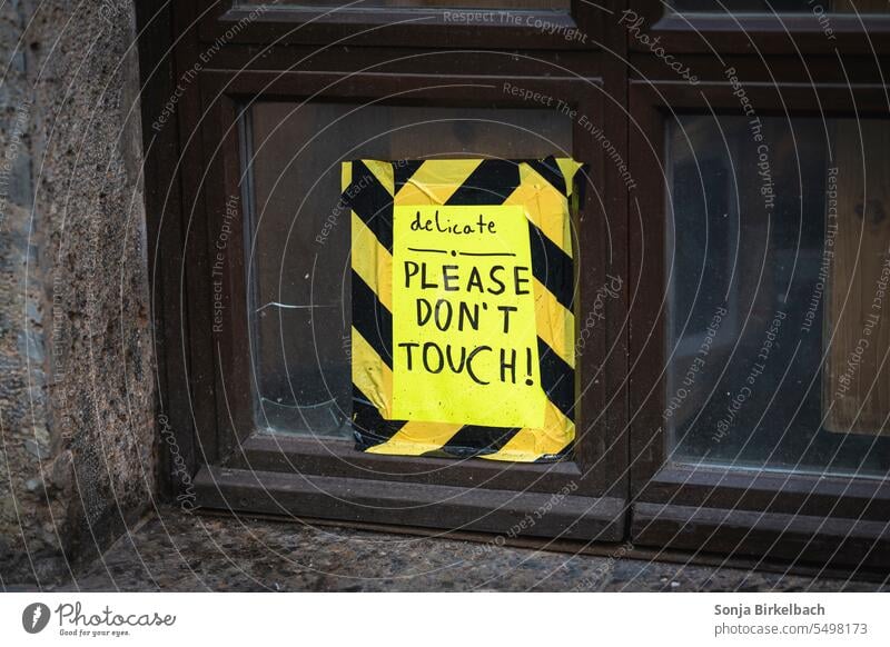 Kaputt :( Fenster zerstärt Glasscheibe gebrochen nicht anfassen Warnung Vorsicht Hinweis Fragil zerbrechlich alt Haus Rahmen Sicherheit Warnhinweis