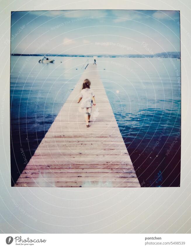 polaroid. ein mädchen läuft über einen  steg  über den gardasee holzsteg Gardasee Steg Wasser urlaub Polaroid Sommer reisen Ferien & Urlaub & Reisen
