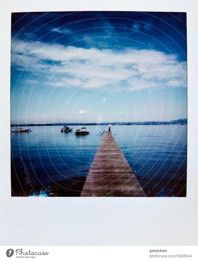 ein holzsteg auf dem gardasee. polaroid Polaroid Sommer reisen urlaub Wasser Steg Gardasee blau boote wolken Ferien & Urlaub & Reisen See Außenaufnahme Himmel
