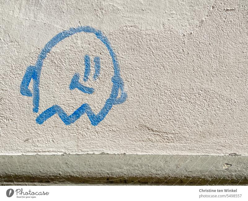 gemaltes Männeken an einer Hauswand Männchen Figur Graffito klein Stein niedlich künstlerisch Schmiererei gut gelaunt Graffiti Detailaufnahme Fassade