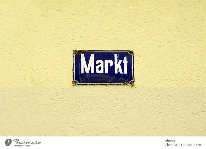 Schild - Markt - an einer gelben Wand Marktplatz Straßenschild Adresse Orientierung Straßennamenschild Schilder & Markierungen Navigation Blog wohnen