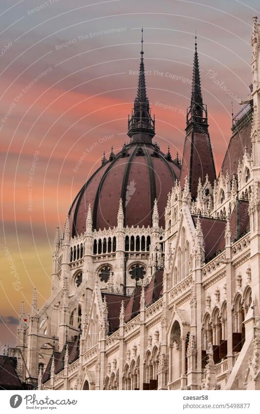 Das ungarische Parlament in Budapest mit seiner malerischen Kulisse Ungarn Architektur Großstadt Donau Fluss Gebäude Kapital Ungarisch Sonnenuntergang Dämmerung