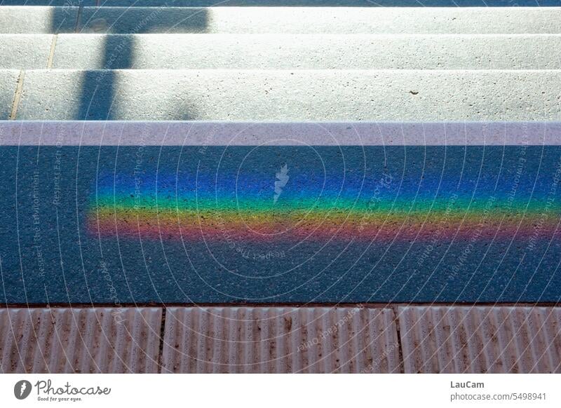 Regenbogen auf der Treppe Stufen Licht Schatten bunt mehrfarbig Regenbogenfarben Prisma Spektralfarben Spektralfarben Des Sonnenlichtes spektral Lichtbrechung