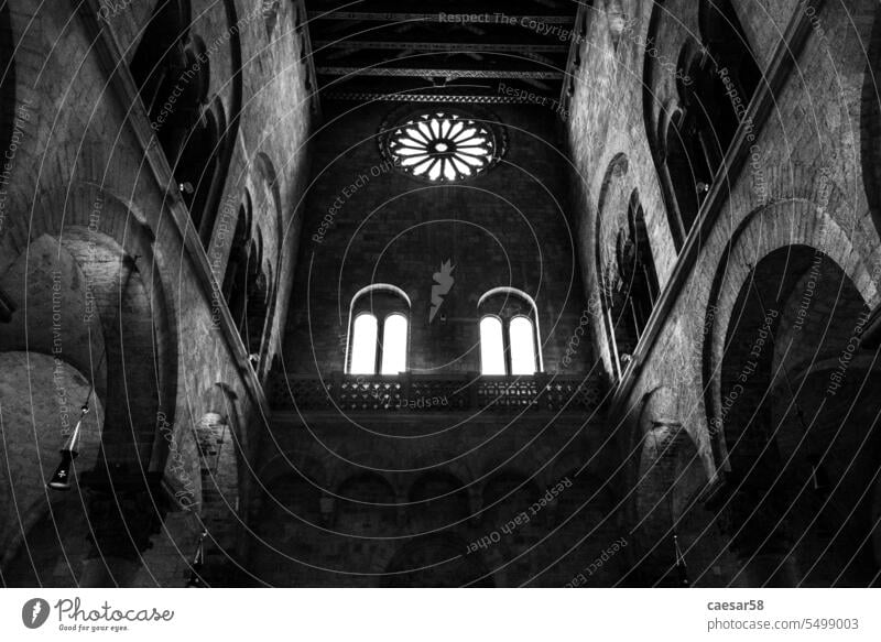 BITONTO, ITALIEN - 28. APRIL 2022 - Ikonische romanische Kathedrale Santa Maria dell'Assunta in Bitonto, Italien Romanik Kirche Rosette Europa im Inneren