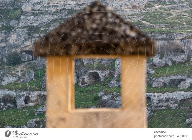 Blick auf Höhlenhäuser in Matera, gesehen durch einen Schornstein, Sassi di Matera in Süditalien matera Nahaufnahme Ansicht Basilikata Italien Architektur Haus