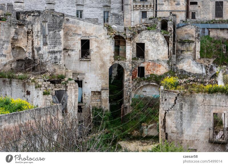 Stadtbild des Stadtzentrums von Gravina in Italien Verlassen Haus alt Architektur Gebäude leer Höhle Fenster keine Person Ruine Ruinen antik Wand reisen