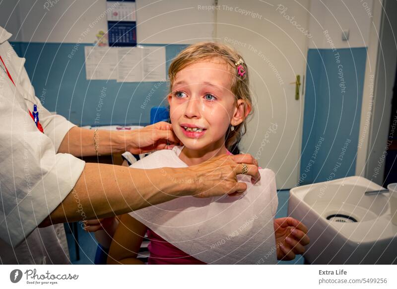 Verängstigtes süßes kleines Mädchen beim Zahnarzt, Zahnpflege Pflege Kaukasier prüfen Check-up Kind Kindheit Klinik weinen dental Zahnmedizin Arzt Prüfung
