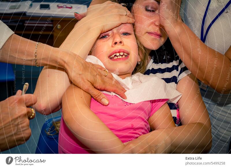 Verängstigtes süßes kleines Mädchen beim Zahnarzt, Zahnpflege Pflege Kaukasier prüfen Check-up Kind Kindheit Klinik weinen dental Zahnmedizin Arzt Prüfung