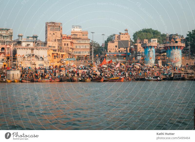 eine grosse Menschenmenge am Ganges in Varanasi Uttar Pradesh Stadt Fluss Farbfoto Außenaufnahme Indien Tag Ferien & Urlaub & Reisen Tourismus Wasser Asien