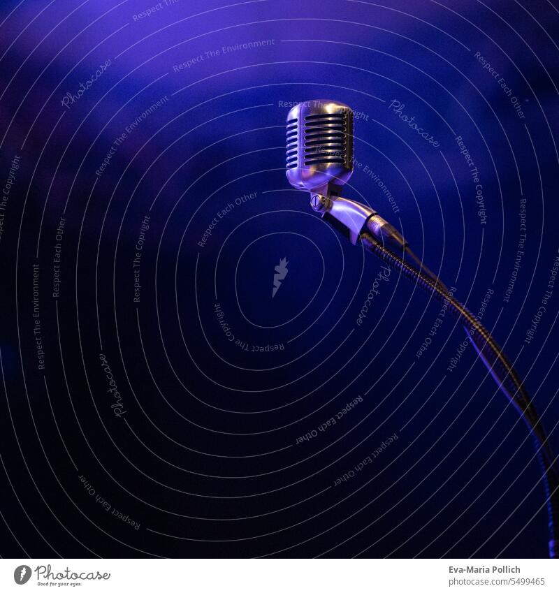 Mikrofon im Retrostil im blauem Bühnenlicht Musik Musiker musizieren Kultur Freizeit & Hobby Konzert Detailaufnahme Farbfoto Konzerte Konzertbühne
