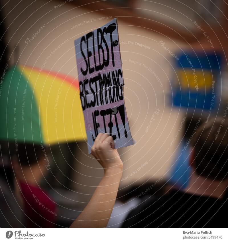 Demonstrationsschild "Selbstbestimmung jetzt!" demonstrierend Selbstbestimmungsgesetz Transgender LGBT lgbtqi LGBTQ lgbtqi-Rechte Homosexualität queer Stolz