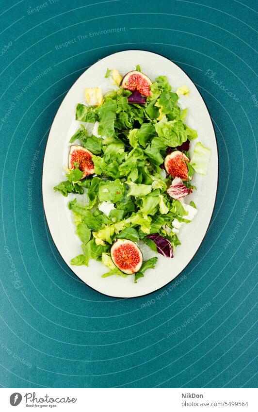 Salat mit Feigen, Kräutern und Käse. Salatbeilage Frucht Herbst nützlich Küchenkräuter Vitaminsalat reif diätetisch Teller flache Verlegung Draufsicht grün