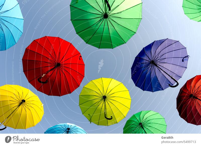 viele bunte Regenschirme fliegen und schweben auf der Stadtstraße abstrakt Kunst Hintergrund blau hell Großstadt Farbe farbenfroh Konzept kreativ Tag Dekor