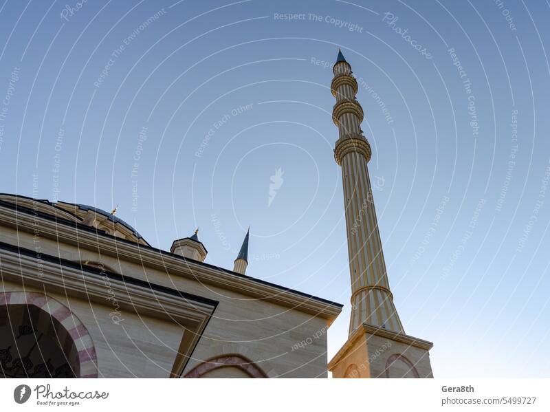 Minarett einer traditionellen islamischen Moschee in Grosny Tschetschenien Russland antik arabisch Architektur Asien blau Gebäude tschetschenien Großstadt