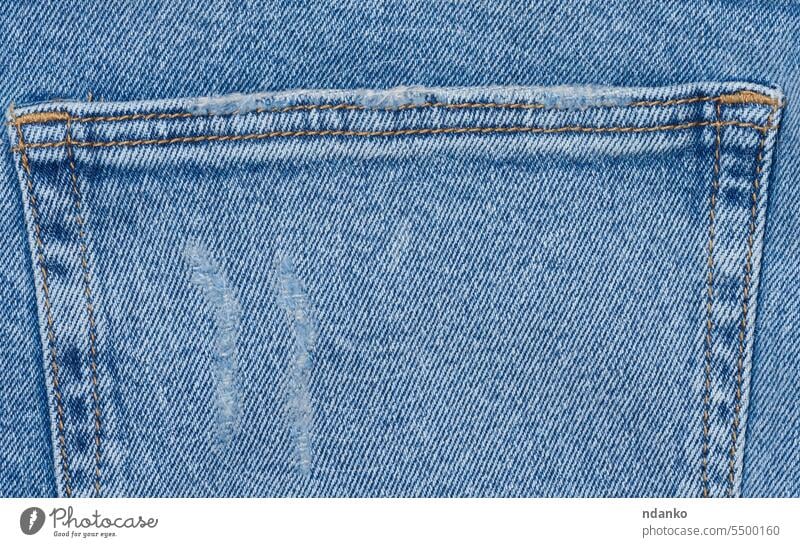 Fragment der Gesäßtasche einer Blue Jeans Jeanshose Hose Tasche Fuge sticken Textil Textur anhaben Bekleidung Rücken blau Leinwand lässig Nahaufnahme Baumwolle