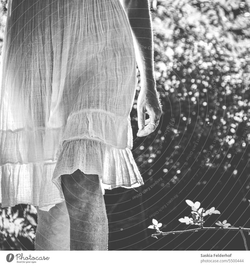 Frau in durchsichtigem Kleid, monochrom Silhouette Monochrom hintergrundbeleuchtet Sonnenlicht Kontrast schwarz weiß Figur feminin Weiblichkeit Bewegung