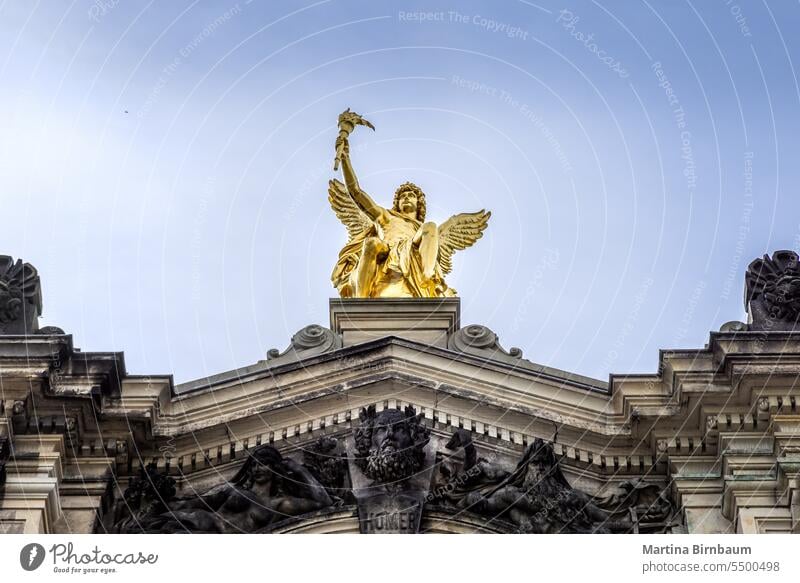Die goldene Skulptur des Cupido auf dem Dach der Kunsthochschule in Dresden cupido Eros männlich reisen Teile Kultur blau beschichtet Amorette Religion