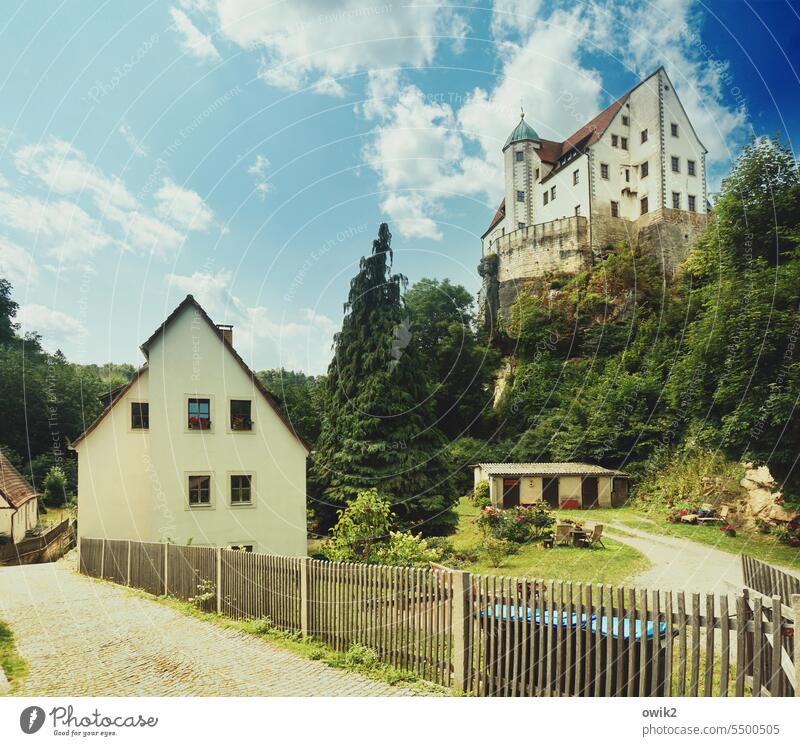 Nachbarn Elbsandsteingebirge Burg oder Schloss Kleinstadt Menschenleer Himmel Wolken Hügel Felsen Sächsische Schweiz Wohnhaus Fenster Giebelseite Grundstück