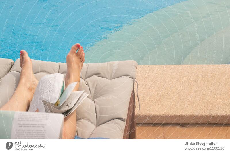 Entspannt Zeitung lesen am Pool Entspannung Urlaub roter Nagellack Füsse Fuss blau Wasser Haut Sommer Sonne Sonnenliege
