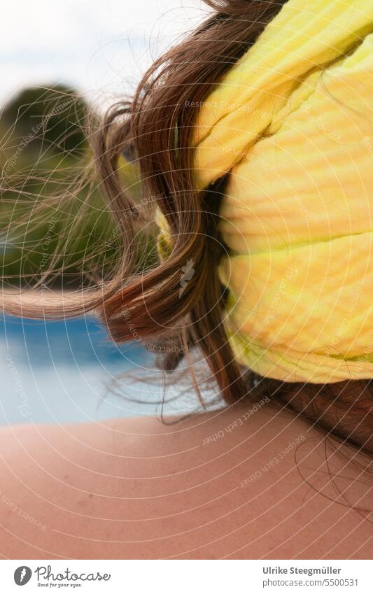 Braune Haare mit gelbemTuch Sommerfrisur Pool blau schwimmen entspannen Entspannung Urlaub Kopfschmuck Frisur Rücken Haut braune Haare Freizeit Frau Mann