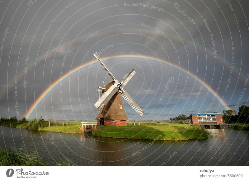 großer Doppelregenbogen über holländischer Windmühle Regenbogen regnet regnerisch Fluss Kanal Wasser See Horizont sonnig Windkraftanlage Turbine Himmel Cloud