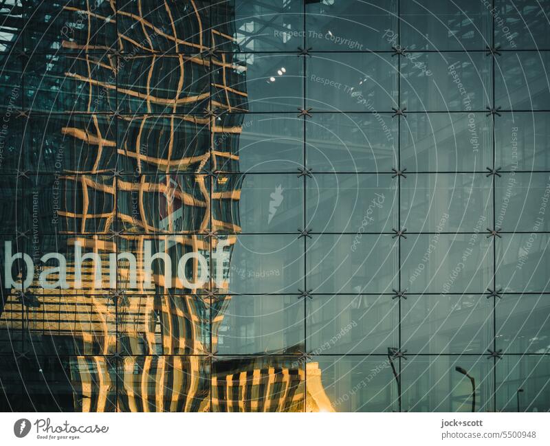 verstehe immer nur Bahnhof Reflexion & Spiegelung Wort Deutsch Berlin Glasfassade Moderne Architektur Gebäude Hochhaus Sonnenlicht Bürogebäude