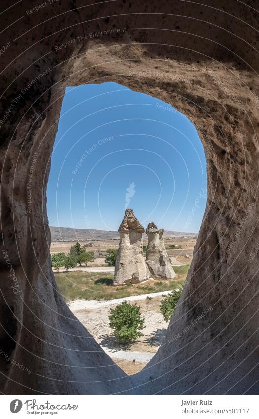 typischer Feenkamin-Blick aus dem Inneren einer ausgehöhlten Höhle, einer geologischen Formation aus erodiertem Gestein, im Freilichtmuseum von Goreme, in Kappadokien, Türkei