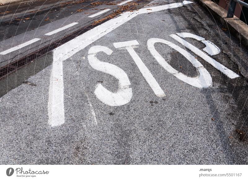 STOP innehalten Wege & Pfade Schriftzeichen Straßenverkehr Verkehrswege StVO Fahrbahnmarkierung Stop Ausfahrt Verkehrszeichen Schilder & Markierungen stoppen