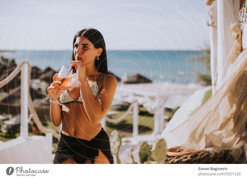 Lächelnde junge Frau im Bikini, die ihren Urlaub am Strand genießt attraktiv hübsch Resort Person im Freien Menschen Glück Lifestyle Kaukasier schön Erwachsener