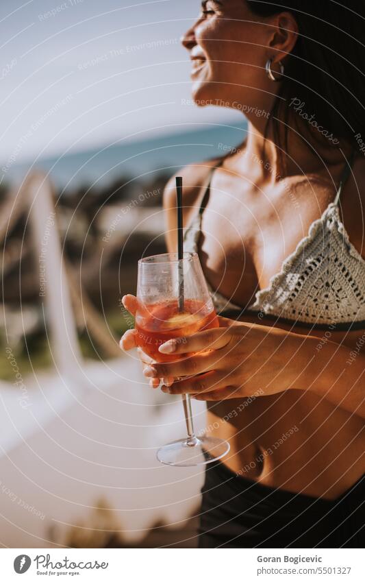 Lächelnde junge Frau im Bikini, die ihren Urlaub am Strand genießt attraktiv hübsch Resort Person im Freien Menschen Glück Lifestyle Kaukasier schön Erwachsener