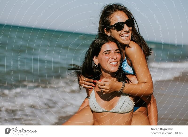 Zwei hübsche junge Frauen haben Spaß am Meer Erwachsener Strand schön Bikini sorgenfrei heiter genießen Genuss Freunde Freundschaft Fröhlichkeit Glück Feiertag