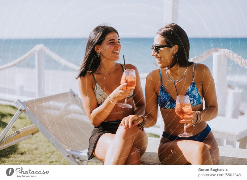 Lächelnde junge Frauen im Bikini genießen den Urlaub am Strand Glück Sonne Sonnenbrille attraktiv Menschen Lifestyle Freizeit Freundschaft Zusammensein