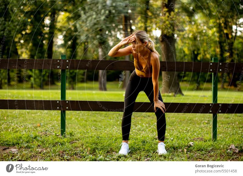 Hübsche junge Frau ruht sich nach dem Training im Freien aus Kaukasier Jogger Sport Lifestyle aktiv Aktivität Erwachsener Athlet Leichtathletikbahn schön